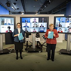 Kommission zu den Rahmen­be­din­gungen der Integrationsfähigkeit: Übergabe des Abschlussberichts an Bundeskanzlerin Merkel am 20.1.2021. Foto: Bundesregierung/Bergman