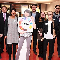 Die Akteure des Hochschultags: (v.l.) Sina Maier (Pädagogische Hochschule Karlsruhe), Prof. Dr. Dr. h. c. Ewald Mittelstädt (Fachhochschule Südwestfalen), Rabena Ahluwalia (RKW Kompetenzzentrum), Jürgen Frentz (Lehrer und Doktorand), Katrin Cremers (RKW Kompetenzzentrum), Prof. Dr. Dr. h.c. Claudia Wiepcke (Pädagogische Hochschule Karlsruhe), Armin Baharian (RKW Kompetenzzentrum), Gerd Graf (Lehrer). Foto: RKW Kompetenzzentrum/BILDKRAFTWERK/Franziska Kraufmann
