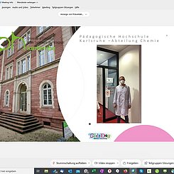 Sequenz aus der virtuellen Führung durch die Chemieräume. Zu sehen sind das Hauptgebäude der Hochshcule, eine Studentin im Laborkittel vor den Räumen der Chemie und vier Schülerinnen in kleinen Webkonferenzkacheln.erenz