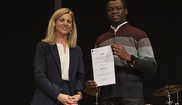 Kande Oudjim ist DAAD-Preis-Träger 2023 der PHKA. Links Prorektorin Dorothee Kohl-Dietrich. Fots: Gustavo Alàbiso/PHKA