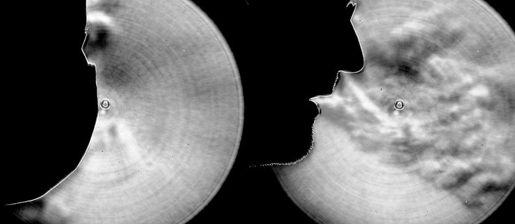 Wie sich Atemluft ausbreitet: Links mit Maske, rechts ohne. Die Alltagsmaske bremst die ausgeatmete Luft und lenkt sie um. Foto: Ludwig/PHKA