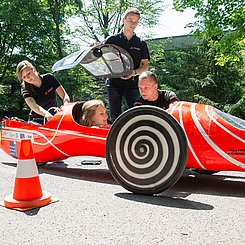 HKA-Studierende des High Efficiency-Teams mit ihrem selbst gebauten 1 Liter Fahrzeug, das auch am Campustag zu sehen ist. Foto: Tobias Schwerdt/HKA