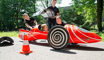 HKA-Studierende des High Efficiency-Teams mit ihrem selbst gebauten 1 Liter Fahrzeug, das auch am Campustag zu sehen ist. Foto: Tobias Schwerdt/HKA