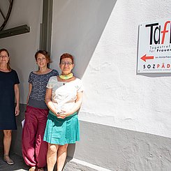 Prof. Dr. Dr. h. c. Claudia Wiepcke (l.) mit Sozialarbeiterinnen und Sozialplanerin Regina Heibrock (2.v.l.) im Tagestreff für Frauen