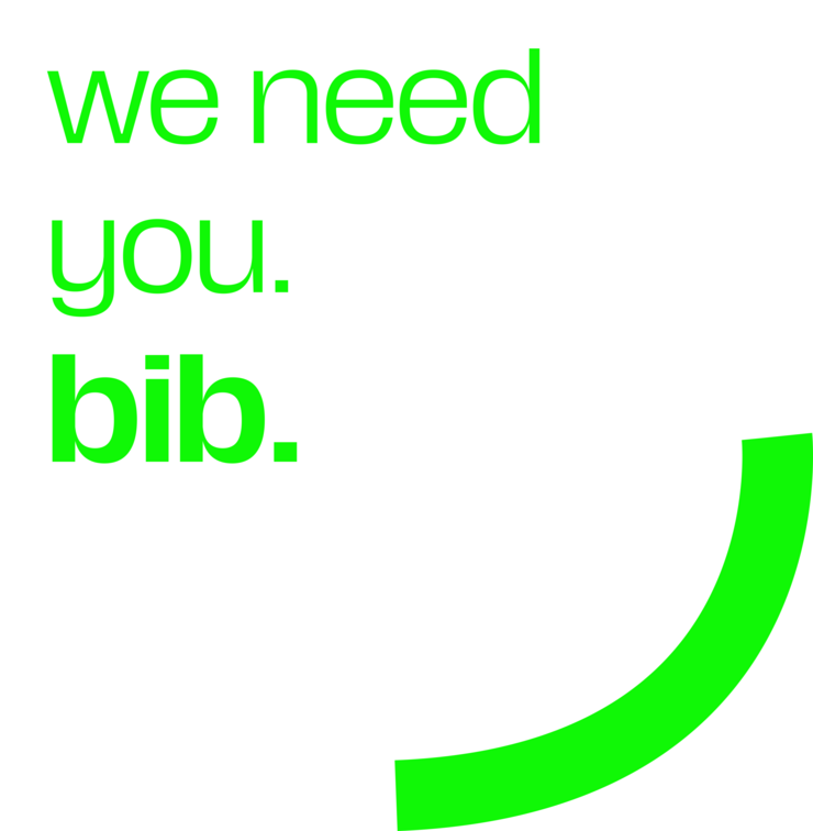Weißer Hintergrund mit großer, hellgrüner Schrift: „we need you. bib.“ Unten rechts ist ein großer, gebogener, grünfarbener grafischer Balken zu sehen. Minimalistisches, modernes Layout.