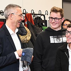 Dr. Martin Lenz,  Bürgermeister in Karlsruhe, im Gespräch mit Schülern der Wilhelm-Röpke-Schule Ettlingen. Foto: RKW Kompetenzzentrum/BILDKRAFTWERK/Franziska Kraufmann