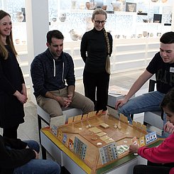 Das Steinzeitstrategiespiel Economia im Test in der Abteilung Archäologie in Baden im Badischen Landesmuseum. Foto: Pädagogische Hochschule Karlsruhe