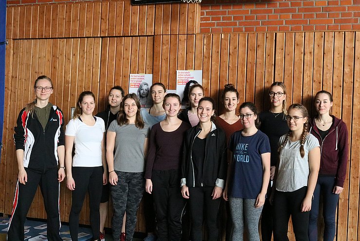 Gruppenbild vom Selbstverteidigungskurs Die Teilnehmerinnenvom Selbstverteidigungskurs am 23. November 2019 mit Trainerin in der Sporthalle der Hochschule