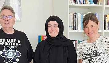 Kübra Yildiz an der PH Karlsruhe mit Rektor Prof. Dr. Klaus Peter Rippe und Dr. Eva Jenny Korneck