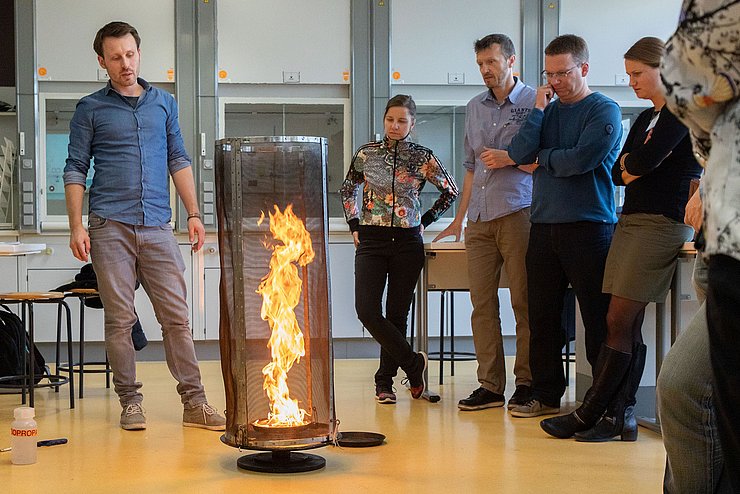 „Physikant“ Tobias Happe und Dr. Kirstin Brezesinski vom GDCh-Lehrerfortbildungszentrum (v.l.) mit Lehrkräften. Foto: Tilman Binz / Pädagogische Hochschule Karlsruhe 