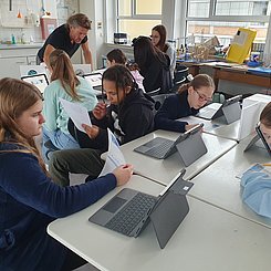 Dies ist ein Foto, bei dem man einige Schülerinnen des St. Dominikus-Gymnasiums bei der Arbeit mit dem Meteogramm sieht.