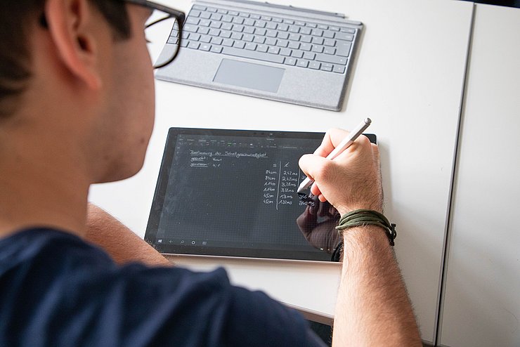 Auch wer mit digitalen Medien lernt, braucht Austausch. Foto: David Manherz/Pädagogische Hochschule Karlsruhe