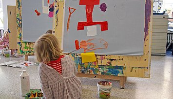 Frei und offen: Wenn Kinder gestalten, bilden sie nicht nur etwas, sondern sich selbst. Foto: Katrin Höhne