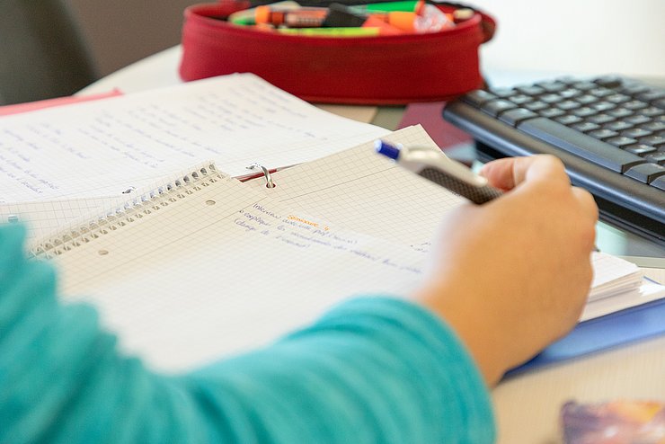 Lesen und Schreiben sind die zentralen Voraussetzungen für die Rezeption von Medien. Foto: Tilman Binz/Pädagogische Hochschule Karlsruhe