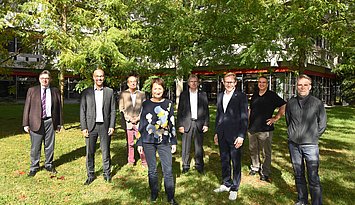 Starkes Team für den Klimaschutz: Am 30. September unterzeichneten Vertreter der Karlsruher Hochschulen auf dem Campus der Pädagogischen Hochschule Karlsruhe einen Klimapakt mit der Stadt Karlsruhe. Vorne im Bild: Bürgermeisterin Bettina Lisbach. Foto: Müller-Gmelin/Stadt Karlsruhe