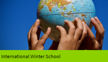 Hände, die eine Weltkugel halten über dem Titel der Winter School 'Democracy - Language - Participation'