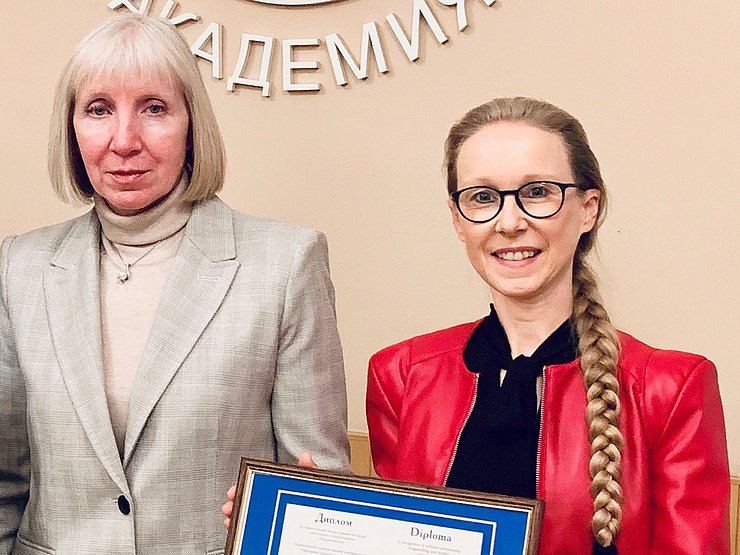 Prof. Dr. Claudia Wiepcke (r.), Leiterin des Instituts für Ökonomie und ihre Didaktik der Pädagogischen Hochschule Karlsruhe, hat die Ehrendoktorwürde der ukrainischen Kharkov University of Humanities erhalten. Überreicht wurde sie von Rektorin Prof. Dr. Ekaterina Astakhova (l.). Foto: Ewald Mittelstädt