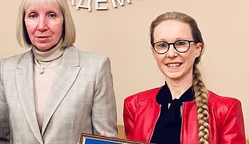 Prof. Dr. Claudia Wiepcke (r.), Leiterin des Instituts für Ökonomie und ihre Didaktik der Pädagogischen Hochschule Karlsruhe, hat die Ehrendoktorwürde der ukrainischen Kharkov University of Humanities erhalten. Überreicht wurde sie von Rektorin Prof. Dr. Ekaterina Astakhova (l.). Foto: Ewald Mittelstädt