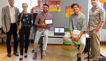 Der erste Platz ging an die vier Studierenden, die „KA-nnect – Verbunden mit Karlsruhe“ entwickelt haben. Es gratulierten Bürgermeister Martin Lenz (l.) und Prof. Dr. Dr. h. c. Claudia Wiepcke. Foto: Tilman Binz / Pädagogische Hochschule Karlsruhe