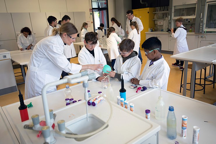 Lehrer:in werden: In den Lehr-Lern-Laboren der Pädagogischen Hochschule Karlsruhe sammeln Lehramtsstudierende früh Praxiserfahrung. Foto: Joel Frank/PHKA