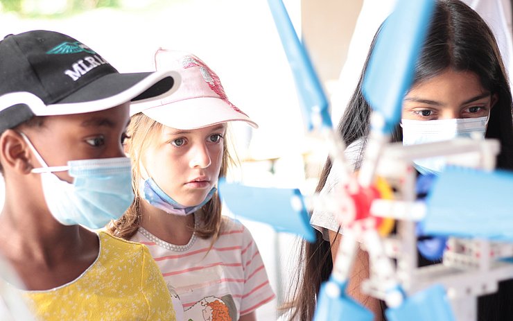 Faszination und Technikinteresse für Windkrafträder bei den Kindern des Ferienprogramms RELAX!. Foto: Heiko Stock/Hochschule Karlsruhe