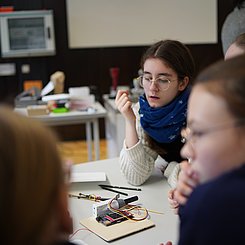 Schülerinnen überlegen die sinnvolle Platzierung der Messgeräte