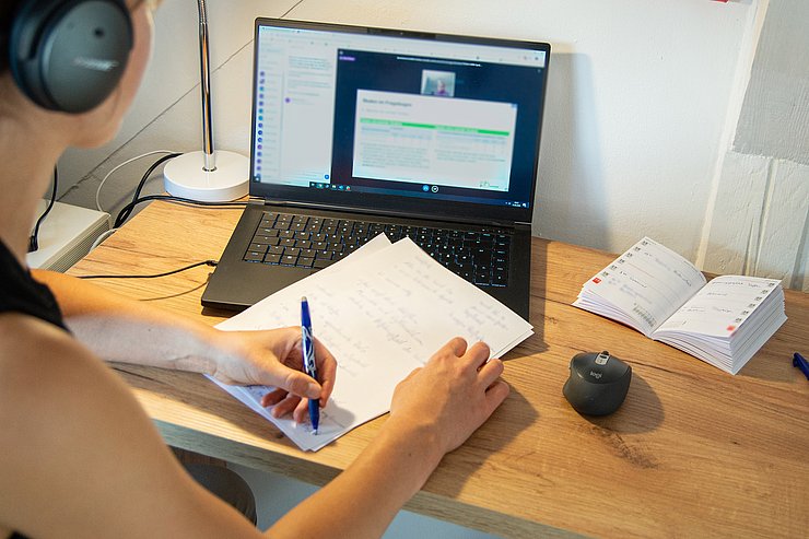 Digitale Lehre sollte die Präsenzlehre nur ergänzen, nicht ersetzen: Das wünschen sich Studierende und Lehrende. Foto: Manherz/PHKA