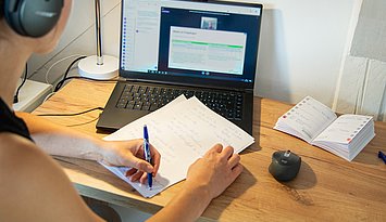 Digitale Lehre sollte die Präsenzlehre nur ergänzen, nicht ersetzen: Das wünschen sich Studierende und Lehrende. Foto: Manherz/PHKA