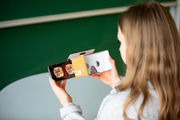 Mit Smartphone und Cardboard-Brille: Biologische Strukturen durch stereoskopische Visualisierungen besser erkennen. Foto: David Manherz/Pädagogische Hochschule Karlsruhe