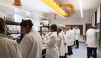 Teilnehmende Lehrkräfte im praktischen Teil der Fortbildung 