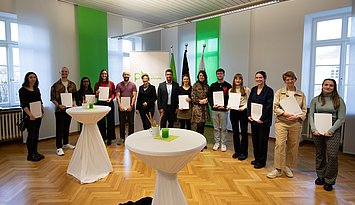 Deutschlandstipendium: PHKA-Stipendiat:innen mit Verteter:innen der Stiftungen. Foto: Joel Frank/Pädagogische Hochschule Karlsruhe