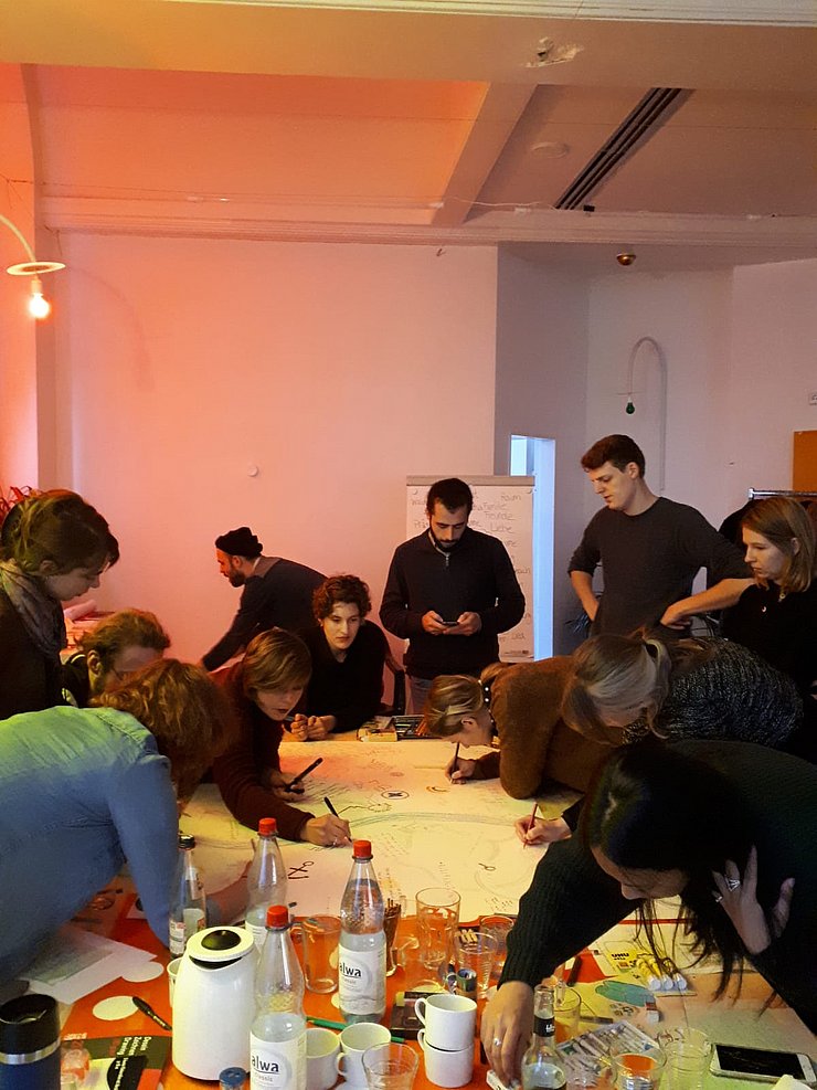 WORD PLAY DRAW: Mit ganz unterschiedlichen Vorerfahrungen kamen die Teilnehmerinnen und Teilnehmer zum zweiten Workshop der „Heimatgeschichten“. Entstanden sind berührende Gedichte und außergewöhnliche Illustrationen. Foto: Katja Becht