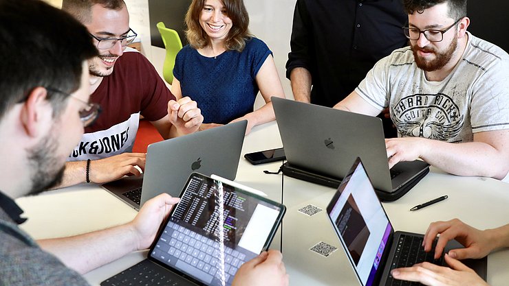 Digitale Bildungsformate erstellen, nutzen und analysieren: Die nötigen Kompetenzen erwerben Studierende an der PHKA. Foto: Sofia Vinnichenko/PHKA