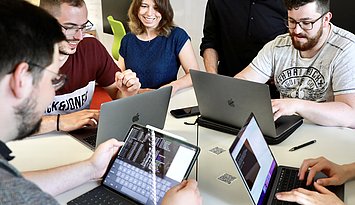 Digitale Bildungsformate erstellen, nutzen und analysieren: Die nötigen Kompetenzen erwerben Studierende an der PHKA. Foto: Sofia Vinnichenko/PHKA