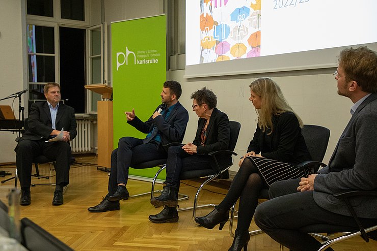 V.l.: Alexander Weihs, Marc Godau, Mechtild Gomolla und Dorothee Kohl-Dietrich und Simon Dürr. Foto: Lea Schmitt