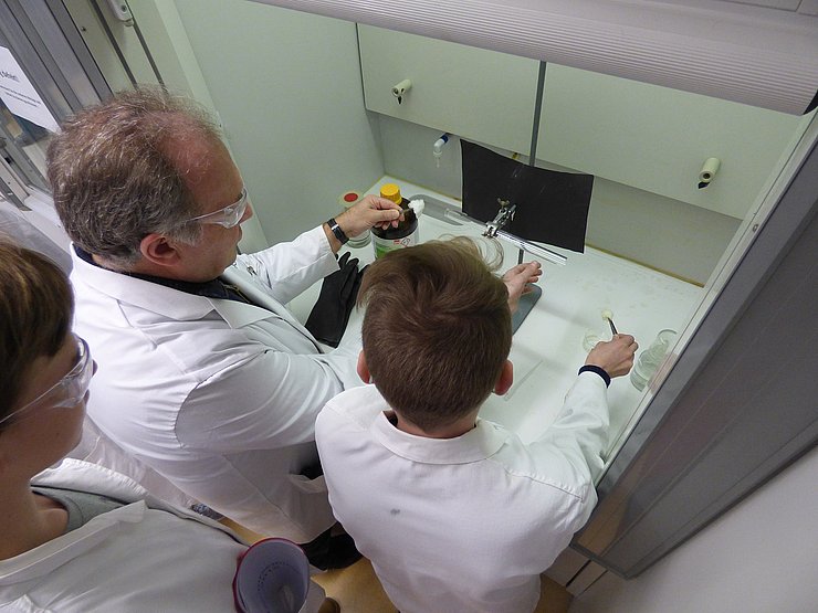 Die Welt unter der Lupe: Schüler des Hector Seminars untersuchen die Molekularbewegung von Ammoniak- und Chlorwasserstoff-Gas. Foto: Pädagogische Hochschule Karlsruhe