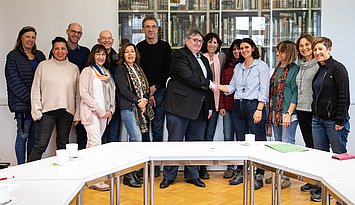 Herzlich willkommen: Rektor Prof. Dr. Klaus Peter Rippe (Mitte) begrüßte Rinat Arviv-Elyashiv (4.v.r.) und die Kolleginnen und Kollegen vom Kibbutzim  College of Education, Technology and The Arts in Tel Aviv. Foto: Tilman Binz/Pädagogische Hochschule Karlsruhe