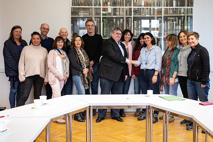 Herzlich willkommen: Rektor Prof. Dr. Klaus Peter Rippe (Mitte) begrüßte Rinat Arviv-Elyashiv (4.v.r.) und die Kolleginnen und Kollegen vom Kibbutzim College of Education, Technology and The Arts in Tel Aviv. Foto: Tilman Binz/Pädagogische Hochschule Karlsruhe