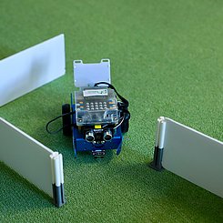 Ein mBot versucht, durch das Labyrinth zu laufen.