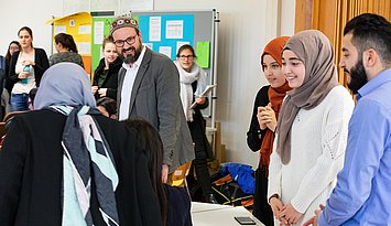 Jun. Prof. Dr. Jörg Imran Schröter (Mitte). Foto: David Manherz/Pädagogische Hochschule Karlsruhe