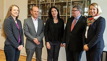 Sandra Simovich (M.) und Maren Steege (r.) mit Prof. Dr. Klaus Peter Rippe (2.v.r.), Prof. Dr. Götz Schwab und Simone Brandt. Foto: Tilman Binz / Pädagogische Hochschule Karlsruhe