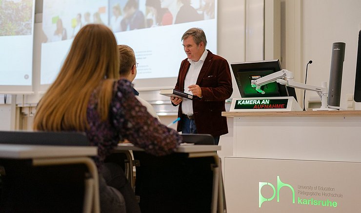 Mit neuer Medientechnik: Prorektor Prof. Dr. Gleser heißt zum Wintersemester an der PHKA willkommen. Foto: Roxane Fijean/PHKA