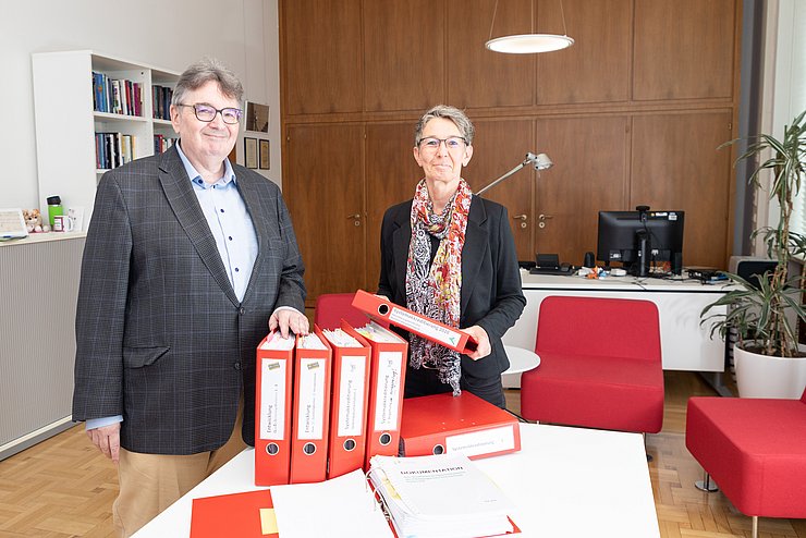Gutes Qualitätsmanagement: Prof. Dr. Rippe und Dr. Meier freuen sich über die erfolgreiche Systemakkreditierung. Foto: David Manherz / Pädagogische Hochschule Karlsruhe