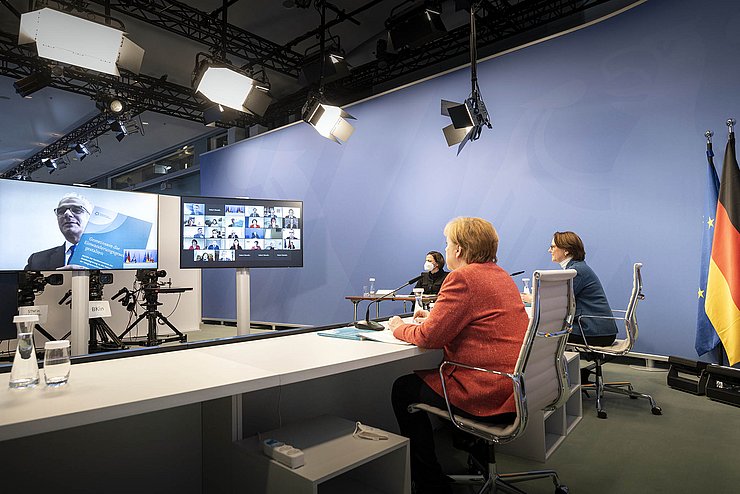 Kommission zu den Rahmenbedingungen der Integrationsfähigkeit: Übergabe des Abschlussberichts an Bundeskanzlerin Merkel am 20.1.2021. Foto: Bundesregierung/Bergman