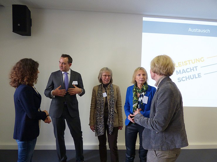 Von links: Jun. Prof. Dr. Jessika Golle, Jan A. Wohlgemuth (Kultusministerium Baden-Württemberg), PD Dr. Beate Laudenberg, Prof. Dr. Gabriele Weigand (beide Pädagogische Hochschule Karlsruhe) und Dr. Stephanie Schaerer (Projektträger DLR) beim 1. landesweiten Netzwerktreffen Baden-Württemberg. Foto: Pädagogische Hochschule Karlsruhe