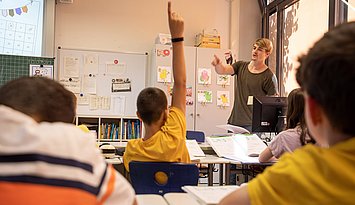Den Schulalltag kennenlernen: PHKA-Student im Integrierten Semesterpraktikum. Foto: Manherz/Pädagogische Hochschule Karlsruhe