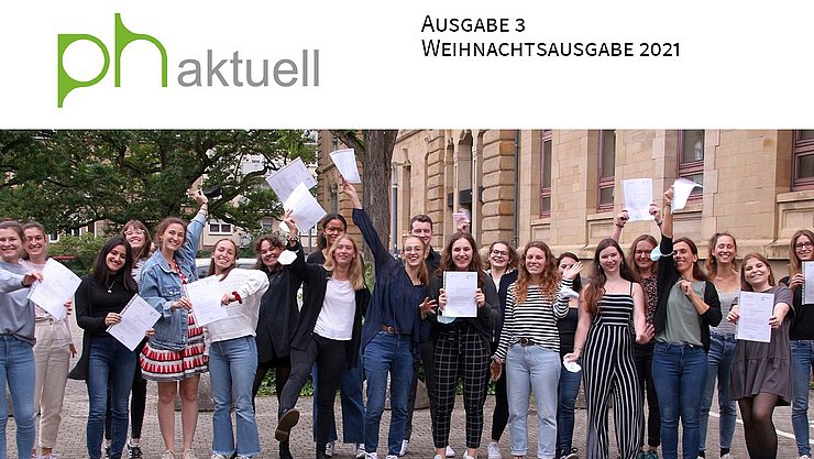 Das Cover von PH AKTUELL Sommerausgabe 2021 mit PH Logo und einem Bild von fröhlichen Studierenden vor Gebäude 1, die sich über ihre Zertifizierung im Karlsruher Tutorentraining freuen.