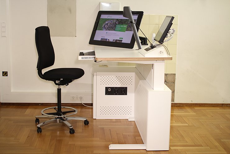 Lehrendenpult mit Höhenverstellung Das Bild zeigt ein Lehrendenpult mit Höhenverstellung.