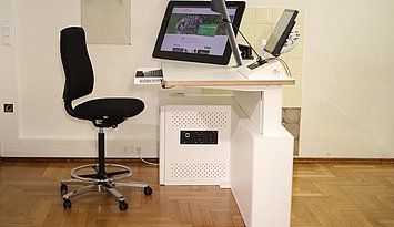 Das Bild zeigt ein Lehrendenpult mit Höhenverstellung.