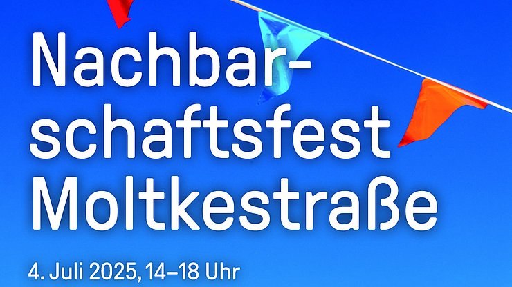 Nachbarschaftsfest Moltkestraße Plakat Vor einem himmelblauen Hintergrund wehen bute Wimpel, dazwischen Informationen zum Nachbarschaftsfest Moltkestraße